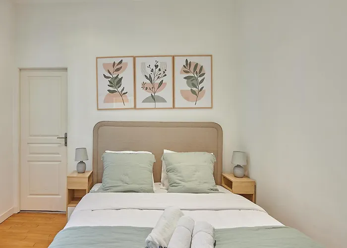 Apartment Center Of Paris By Studio Prestige